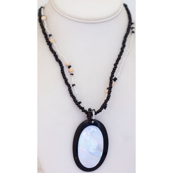 18 inch, Vintage Mother of Pearl Pendant Black Beads Necklace - V29 - Picture 2 of 3